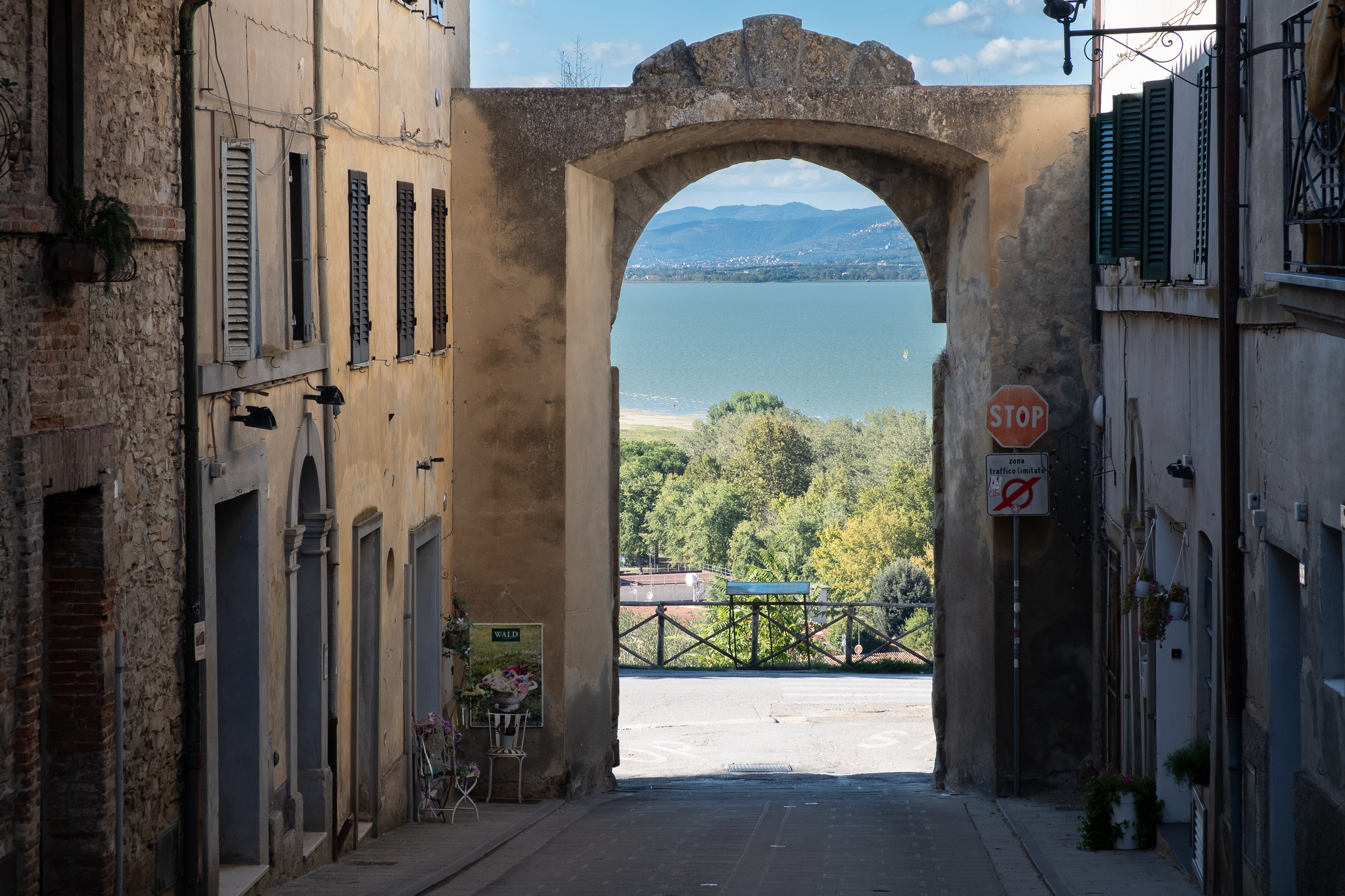 Durchs Stadttor auf den Trasimener See